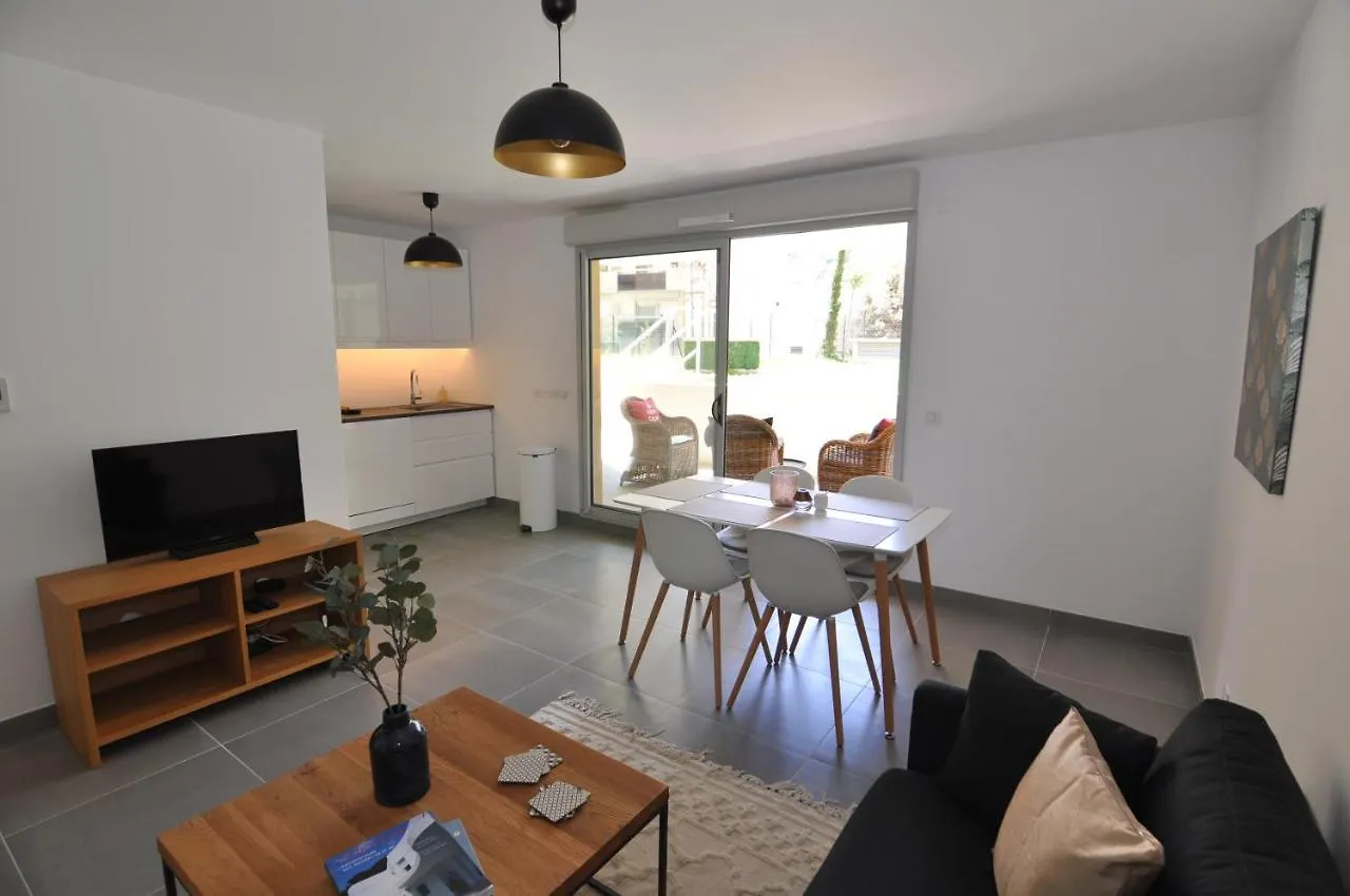 Fantastic Two-Bedroom Apartment - Le Jardin Des Iles Antibes